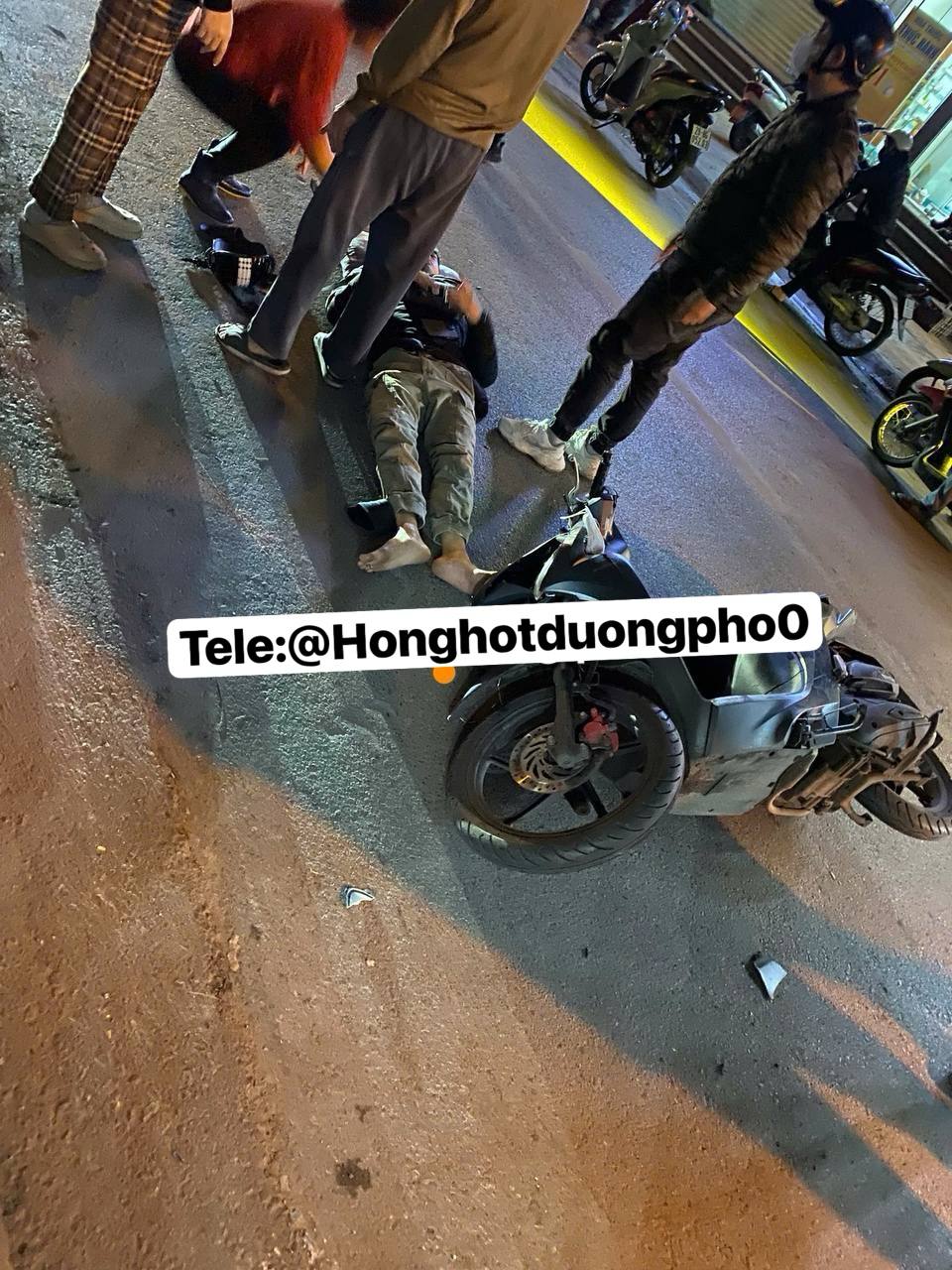 phố Đoàn Thị Điểm – Đống Đa – Hà Nội: 2 xe máy đấu đầu mỗi người một nơi 1 co gi:ật m/á:u m:ồ/m m/á:u mũi