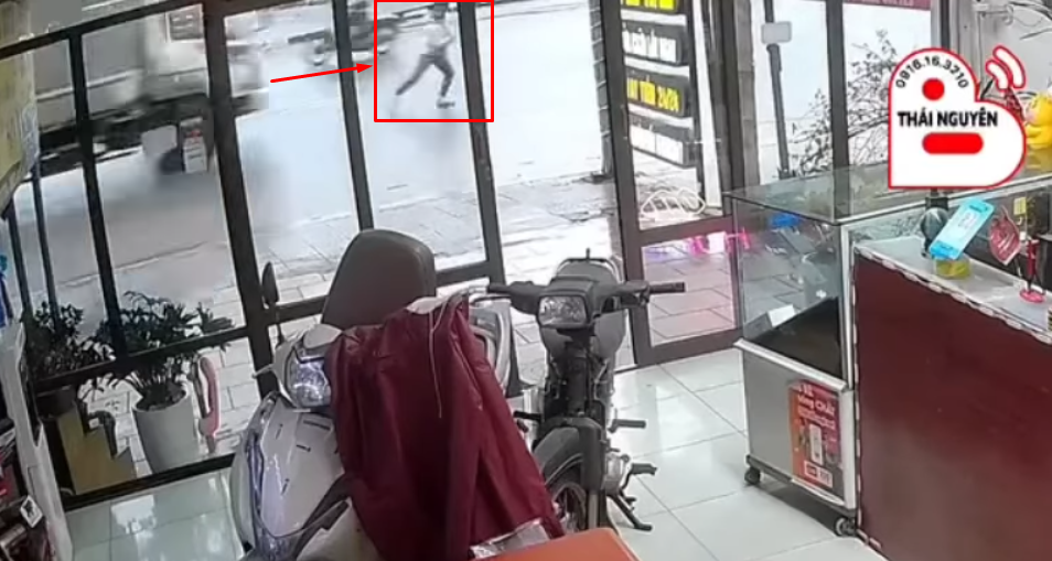 TNGT: Sáng nay chị gái đi bộ sang đường và cái kết