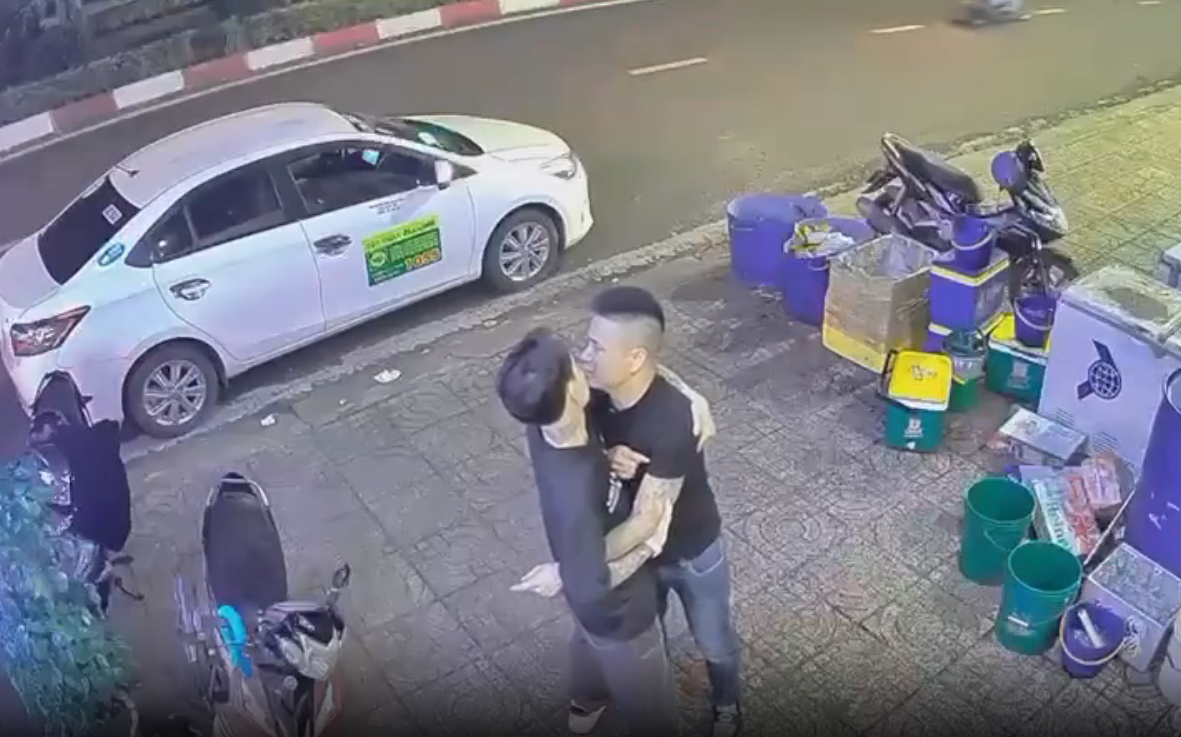 Video ghi lại cảnh t:ương t:ác, lấy cả xe đè lên người, hiện chưa được giải quyết (năm 2024)