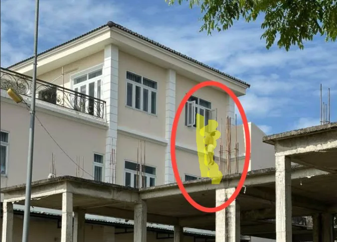 Đồng Xoài – Bình Phước: Sáng nay phát hiện 1 thanh niên lơ lửng ở cửa