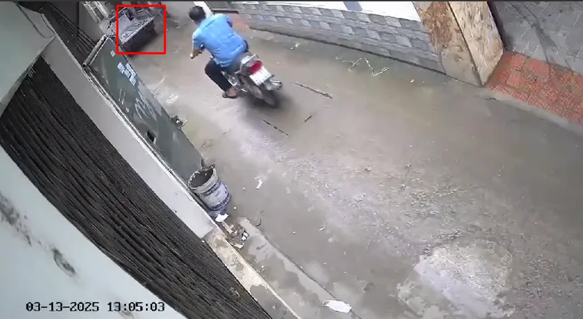 La Phù Hoài Đức 1 em học sinh đi từ ngõ ra bị xe ba gác đâm c. H. E. T tại chỗ