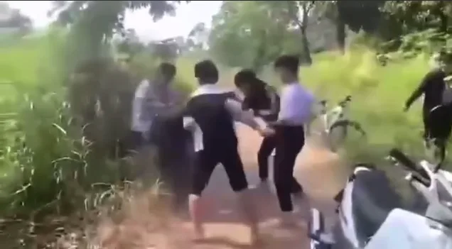 BLHD: Bình Đa – Biên Hoà – 1 nhóm học sinh bao vây đánh 1 bạn