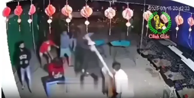 Đồng Nai: 1 Nhóm thanh niên cầm hung khí lao vào nhà chém người vì nghĩ bị nhìn đểu