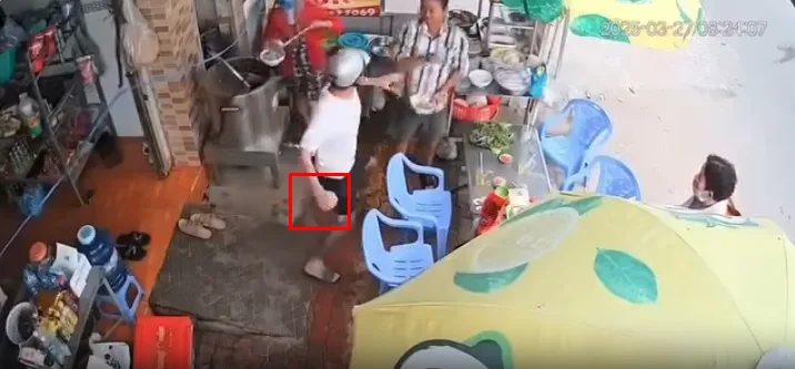 Hai thanh niên đi ăn không muốn trả tiền bèn ra đòn với chủ quán