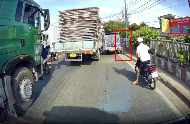 Mặc kệ đường k::ẹt, 2 bác tài vẫn đấm nhau nhiệt t/ình…