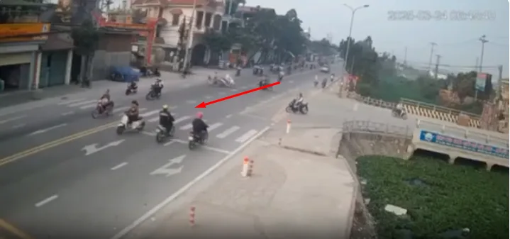 2 vụ tai nạn liên tiếp cách nhau chưa đầy 30s tại cùng 1 điểm tại Cầu UBND xã Nguyên Xá, huyện Đông Hưng.
