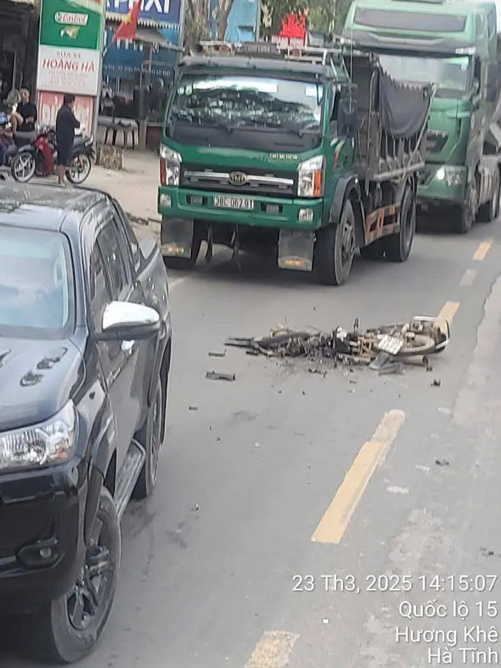 Hương Khê – Hà Tĩnh: Xe nát bét luôn chưa rõ người sao