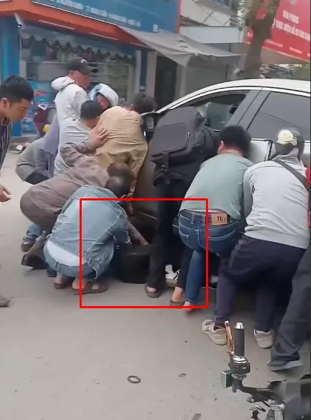 Khoái Châu – Hưng Yên: TNGT dưới gầm xe, rất may có nhiều người giúp đỡ