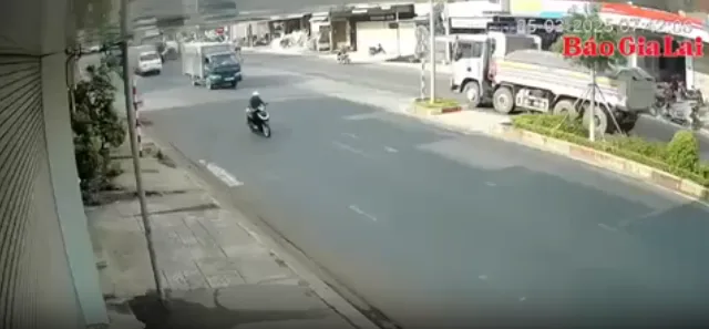 TP. Pleiku: Thanh niên TV sau khi va chạm với xe tải trên đường Lý Thái Tổ