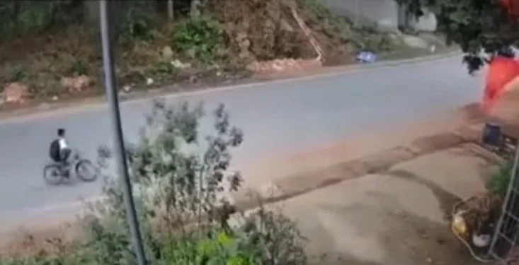 Xe chạy như bay vậy, t:ông trực diên em bé đang đi đường