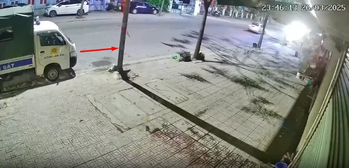 Chạy xe thế này thì toang, 2 cán bộ công an ngồi trong xe