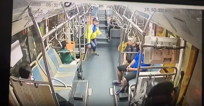 Xe Buýt số 19 – Tp Thủ Đức: một thanh niên mặc áo xe ôm công nghệ leo lên xe, tương tác tài xế tới tấp.