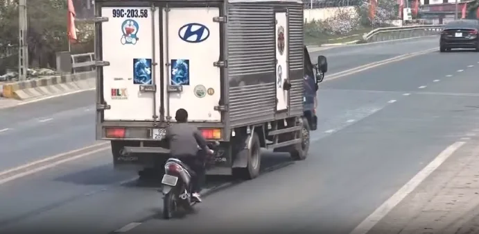 Va chạm xe máy và ô tô tại QL 18 trên địa bàn phường Phả Lại tp. Chí Linh-HD.