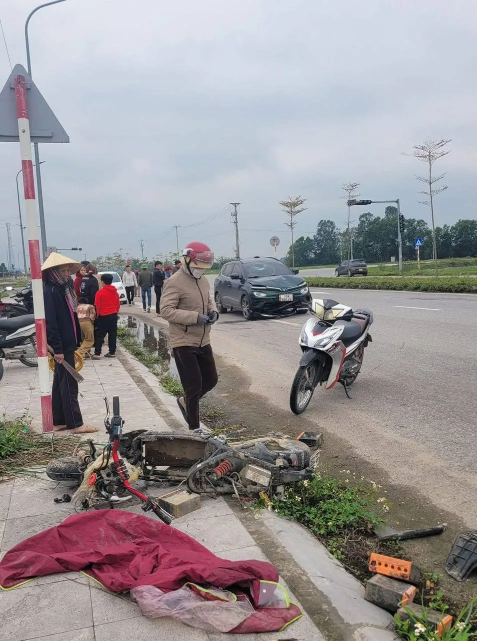 Hoằng Cát, Hoằng Hoá- Thanh Hoá: Oto va chạm với xe điện của 1 học sinh lớp 10