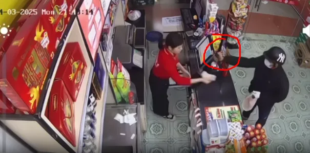 Camera ghi lại vụ thanh niên xịt hơi cay vào mặt nhân viên Winmart, c:ướp khay đựng tiền ở Tiên Lãng – Hải Phòng