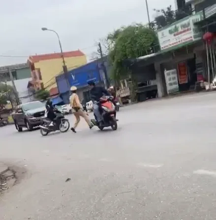 Gặp các anh – cháu hơi run: Con gái với chả con lứa :))