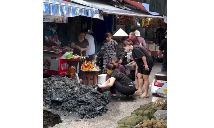 Chợ Lương Văn Can-Hải Phòng ngay lúc này . Nghe nói bà con đào được haicot