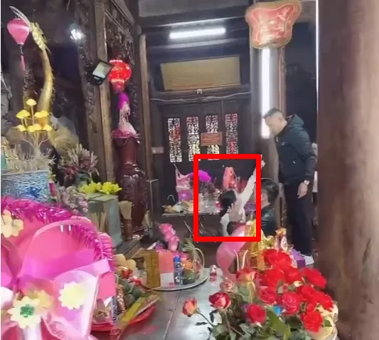 Đang đi lễ Cô Chín Suối Rồng. Thì lại gặp cô 9 :))