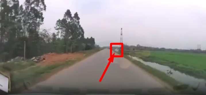 Đây là bác tài buồn ngủ quá hay vừa đi vừa “xem điện thoại” đây mọi người?