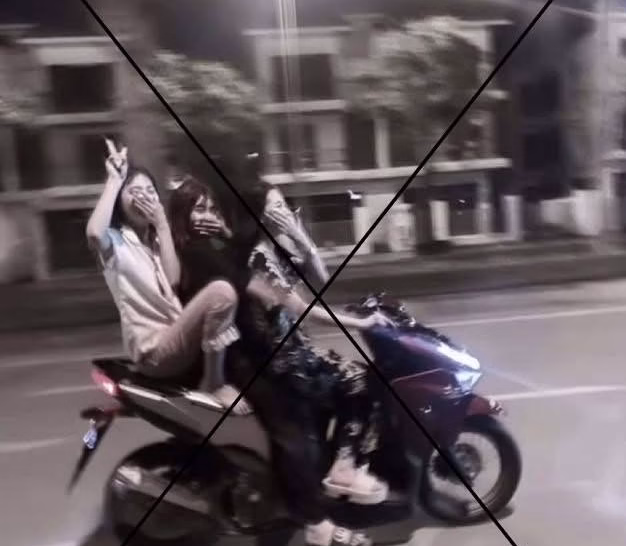 mấy cô ở xóm kiểu :