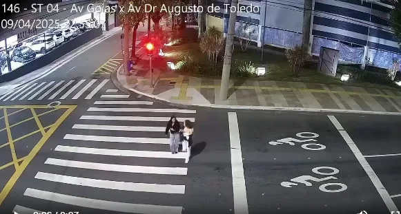Chiếc xe lao đi như một tia chớp