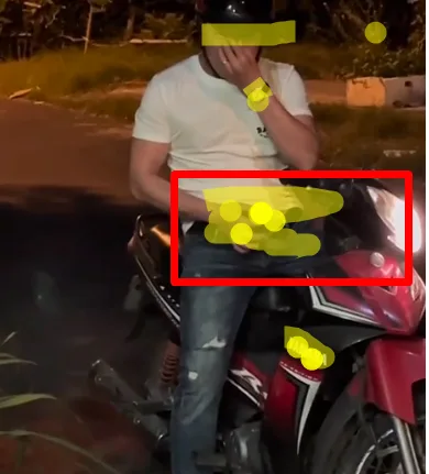 Biênthái đang chạy xe bỗng bất chợt quaytay nhẹ nhàng với “pi tơ” có vẻ đuối :))