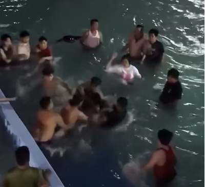 Chớm hè bể bơi vui hẳn lên