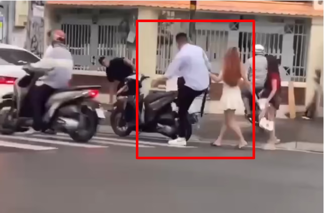 Thanh niên chơi bóng chày tìm bố ngoài đường hỏi thăm tận họ đàng gái luôn :))