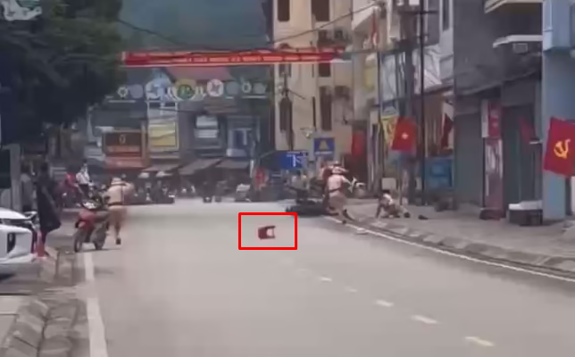 Thanh niên được thăng chức khi cố gắng thông chốt